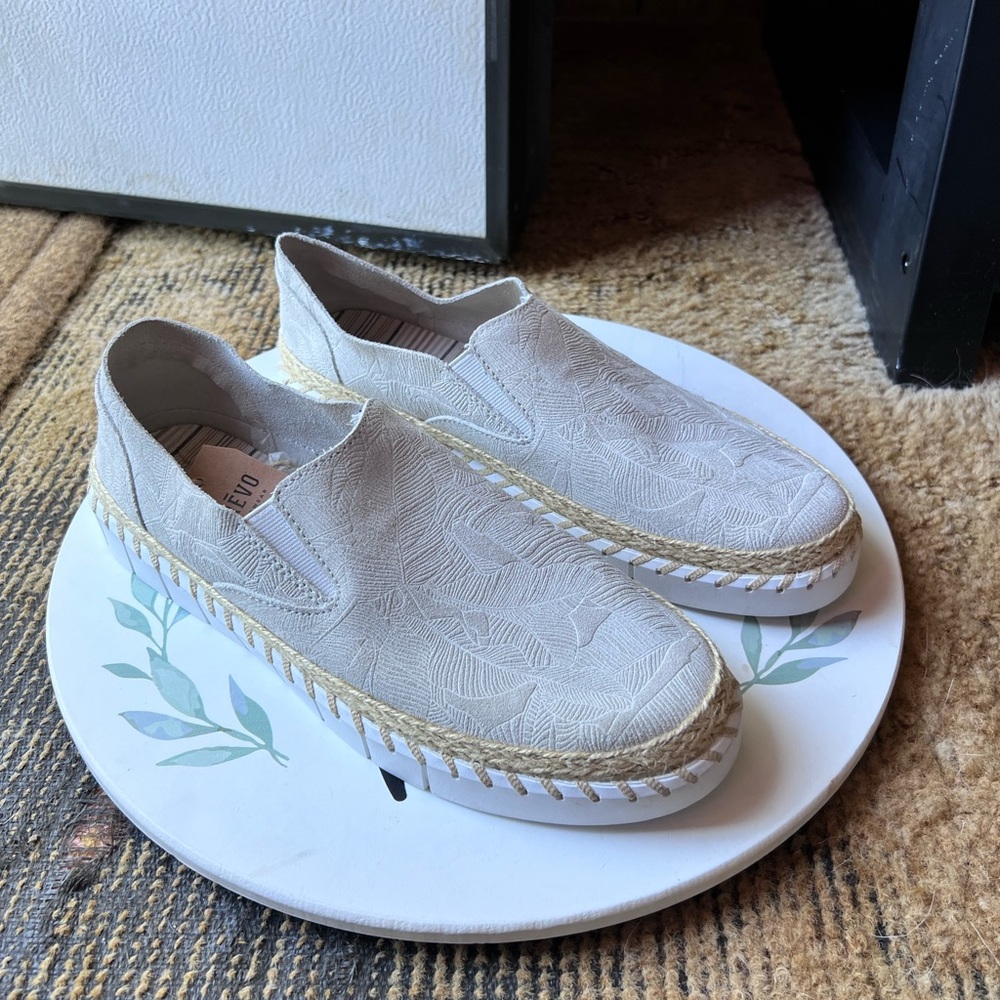 Crevo Footwear Skyla Palm women bone - size 10, medium - NEW WITH TAGS.